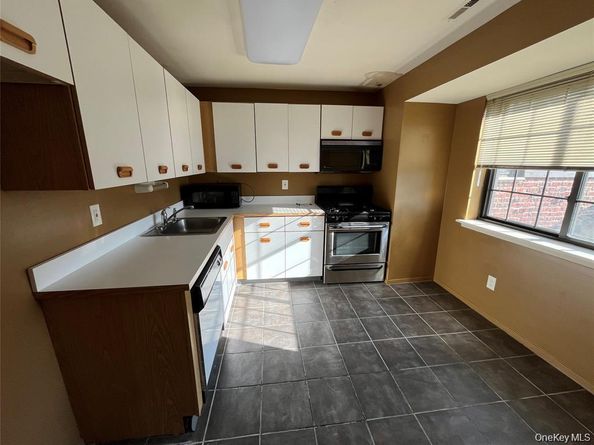 45 Newbrook Lane 45, Bay Shore NY 11706
