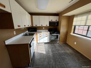 45 Newbrook Lane 45, Bay Shore NY 11706