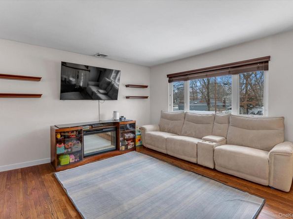 11 17th Avenue, Ronkonkoma NY 11779