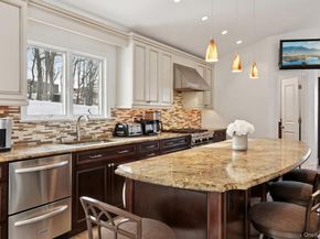 10 Foxwood Lane, Thornwood NY 10594