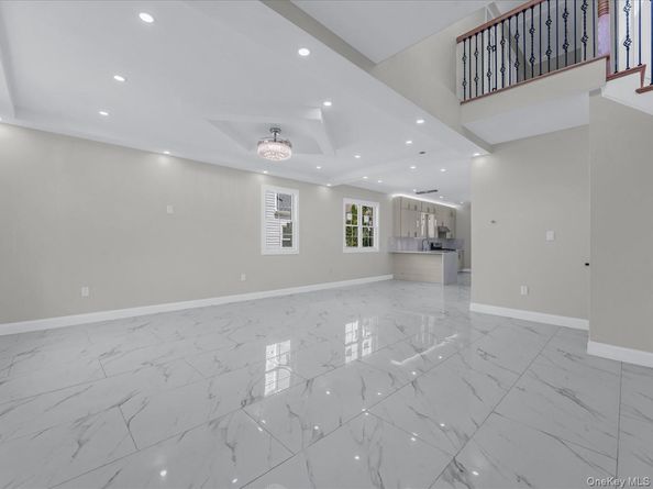 918 N 6th Street, North New Hyde Park NY 11040