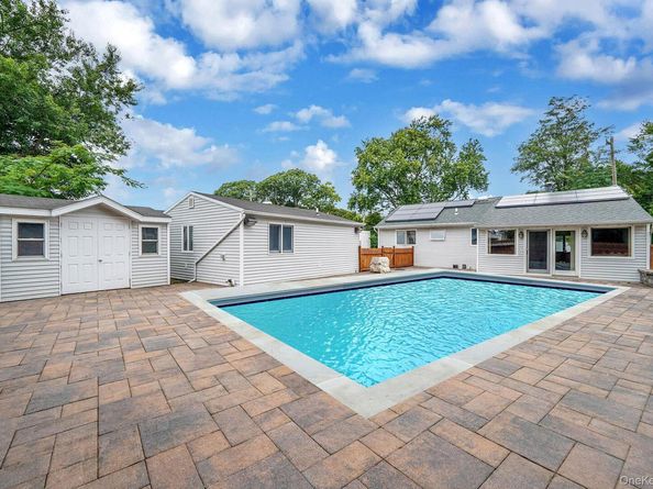 14 Garden Court, Bay Shore NY 11706