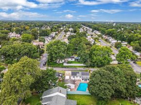 14 Garden Court, Bay Shore NY 11706
