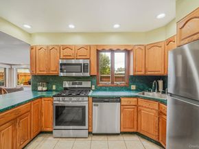 14 Garden Court, Bay Shore NY 11706