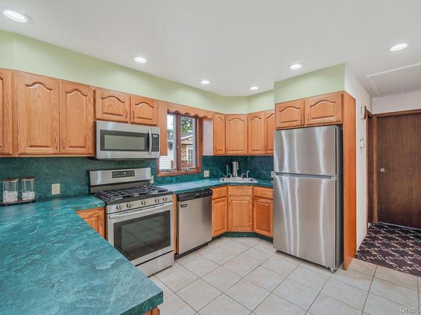 14 Garden Court, Bay Shore NY 11706