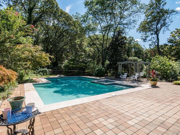 17 Treeview Drive, Melville NY 11747