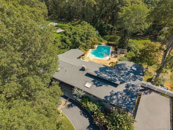 17 Treeview Drive, Melville NY 11747