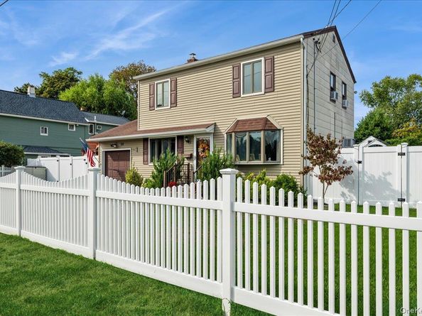 59 Grand Place, East Northport NY 11731
