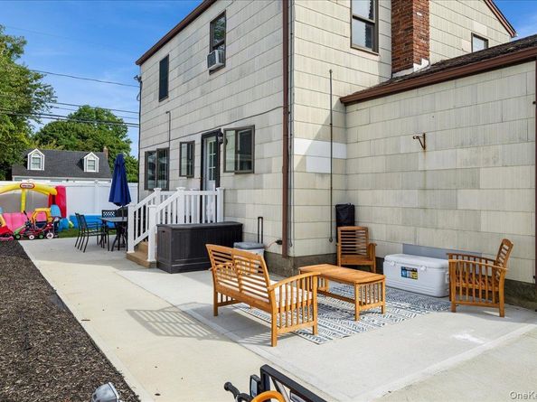 59 Grand Place, East Northport NY 11731