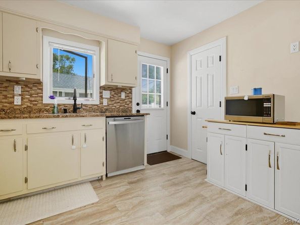 59 Grand Place, East Northport NY 11731