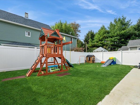 59 Grand Place, East Northport NY 11731
