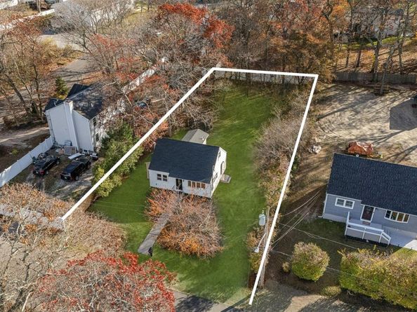 78 Carr Ln, Coram NY 11727