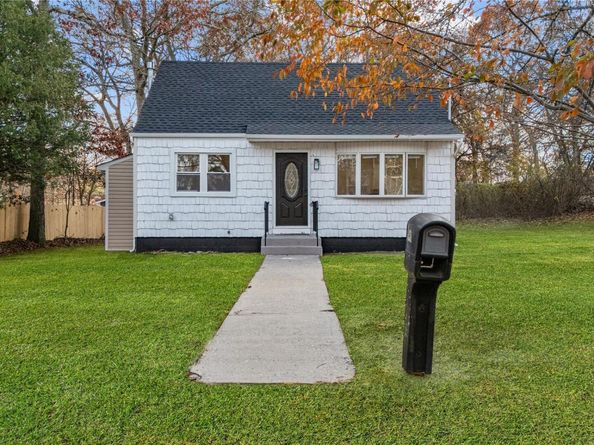 78 Carr Ln, Coram NY 11727