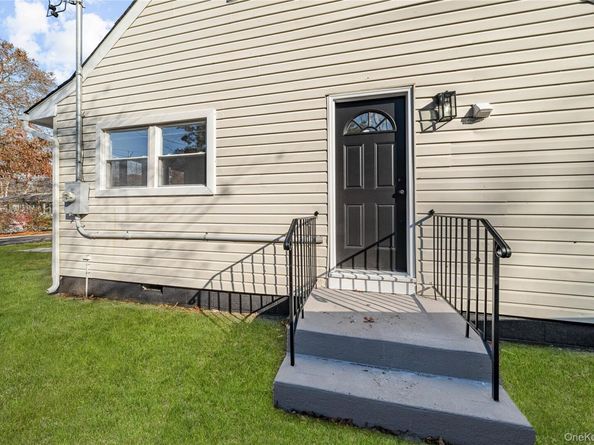 78 Carr Ln, Coram NY 11727