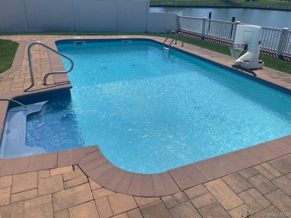 2848 Clubhouse Road, Merrick NY 11566