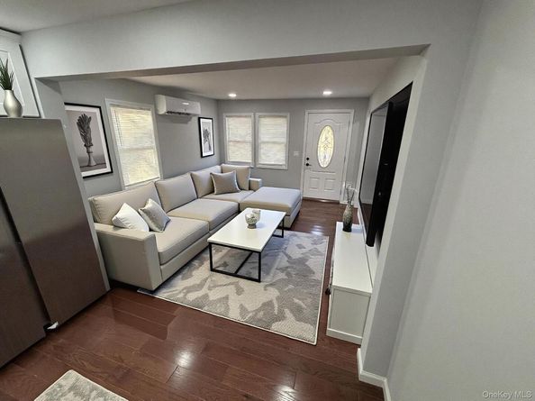 33 Broadway Street, Shirley NY 11967