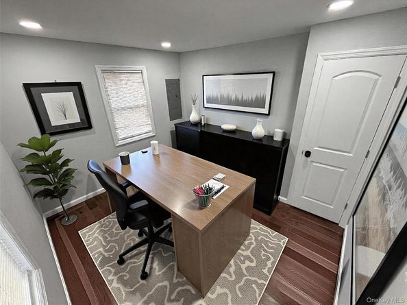 33 Broadway Street, Shirley NY 11967