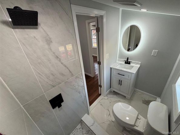 33 Broadway Street, Shirley NY 11967