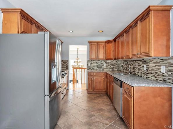 1 Vinyard Way, Coram NY 11727