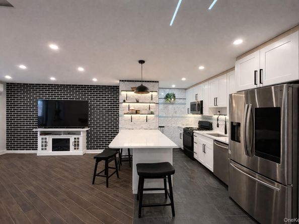 7252 Metropolitan Avenue 2C, Middle Village NY 11379