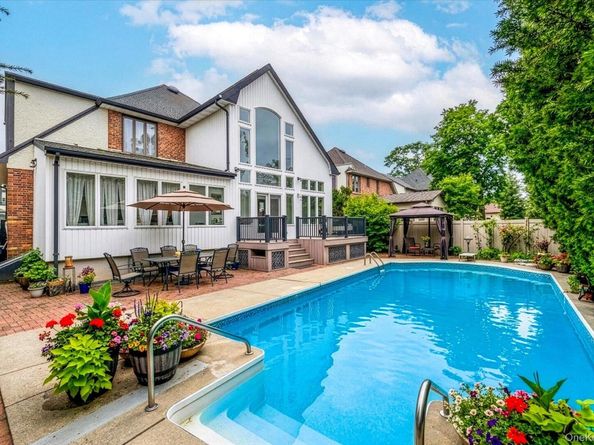 34 Reyam Road, Lynbrook NY 11563