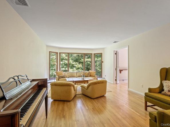 7 Chatham Place, Dix Hills NY 11746