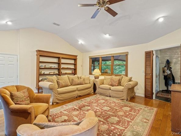 7 Chatham Place, Dix Hills NY 11746