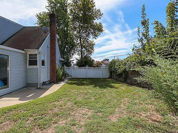 39 Inchcape Road, Bay Shore NY 11706
