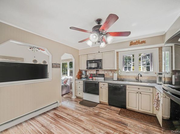 8 Glenwood Place, Farmingville NY 11738