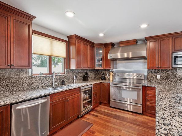 40 Bayview Place, Massapequa NY 11758