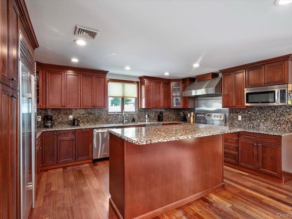 40 Bayview Place, Massapequa NY 11758