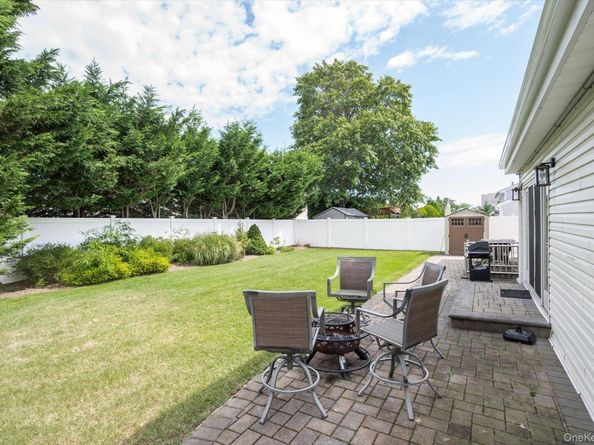 40 Bayview Place, Massapequa NY 11758