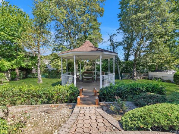 41 Villanova Lane, Dix Hills NY 11746