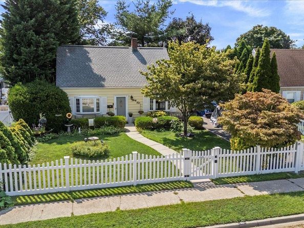 34 Curve Lane, Levittown NY 11756