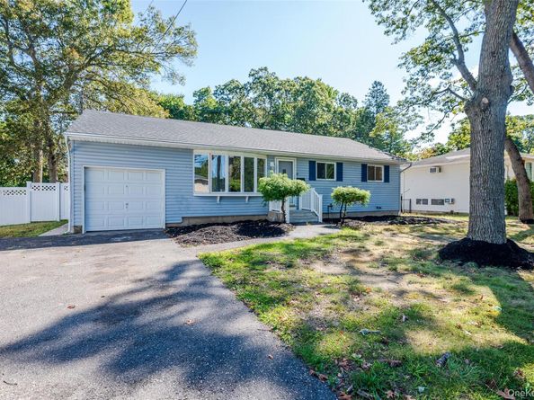 1139 Waverly Avenue, Farmingville NY 11738