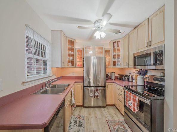 11 Bartlett Commons, Yaphank NY 11980