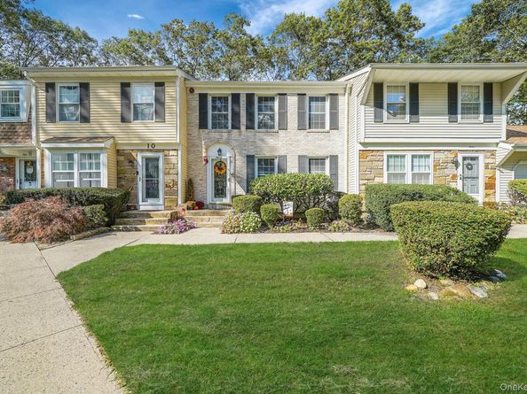 11 Bartlett Commons, Yaphank NY 11980