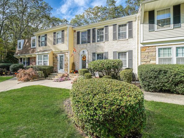 11 Bartlett Commons, Yaphank NY 11980