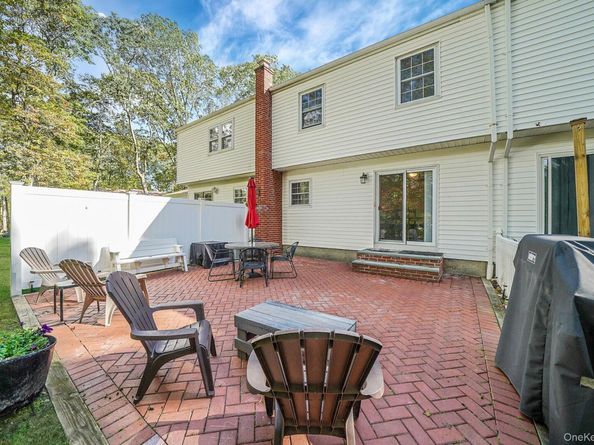 11 Bartlett Commons, Yaphank NY 11980