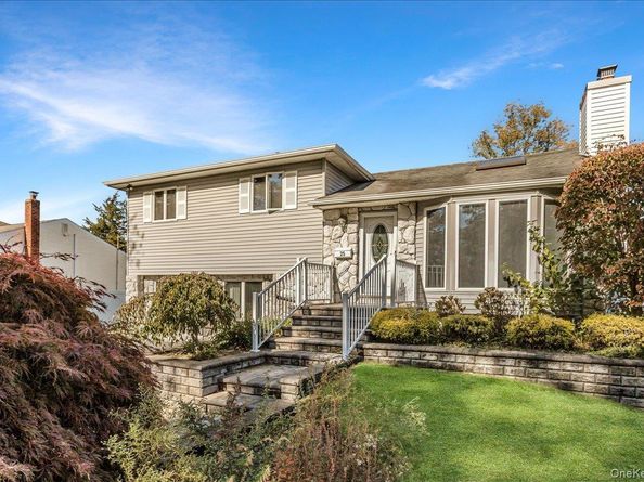 25 Estate Road, Smithtown NY 11787