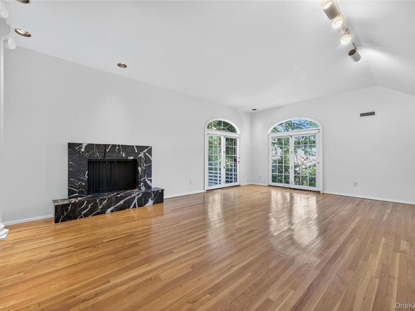 39 Hummingbird Drive, East Hills NY 11576