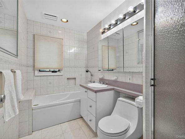 39 Hummingbird Drive, East Hills NY 11576