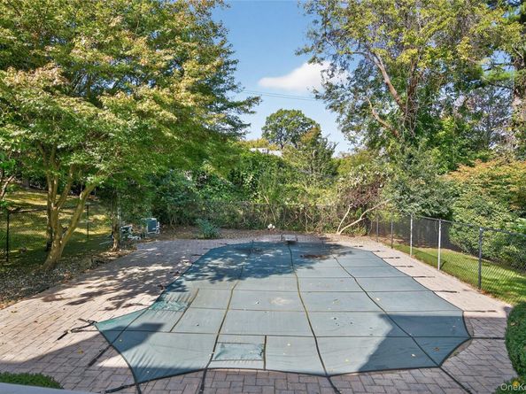 39 Hummingbird Drive, East Hills NY 11576