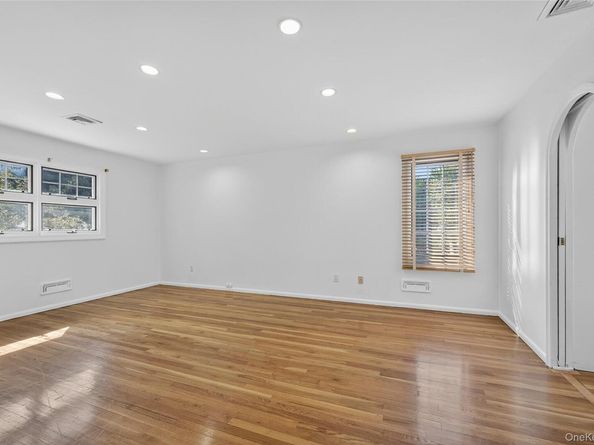 39 Hummingbird Drive, East Hills NY 11576