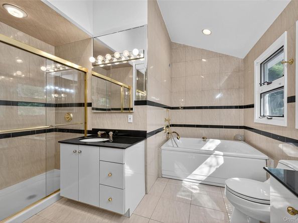 39 Hummingbird Drive, East Hills NY 11576