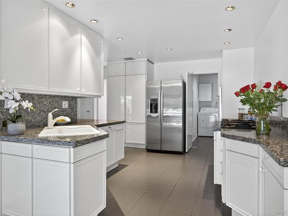 39 Hummingbird Drive, East Hills NY 11576