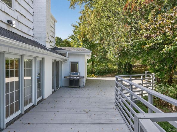 39 Hummingbird Drive, East Hills NY 11576