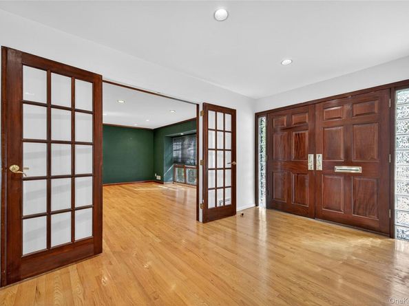 39 Hummingbird Drive, East Hills NY 11576