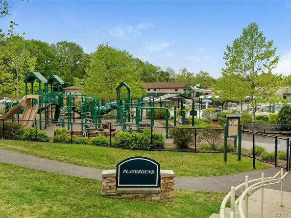 39 Hummingbird Drive, East Hills NY 11576