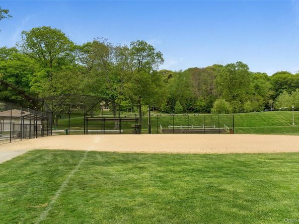 39 Hummingbird Drive, East Hills NY 11576